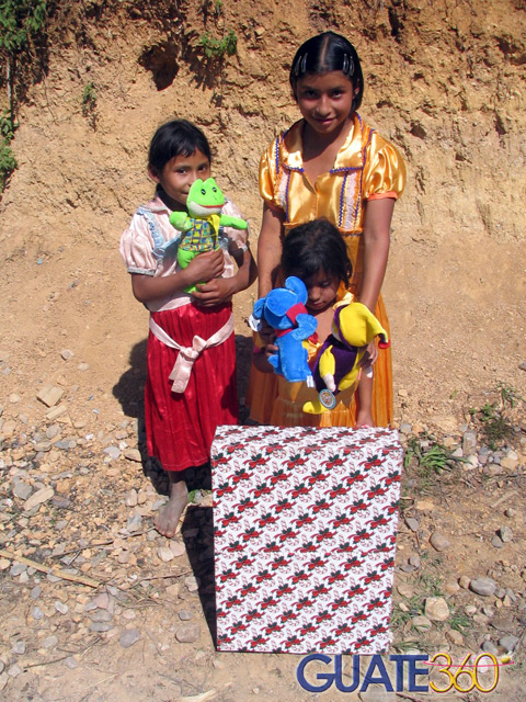 Niños recibiendo juguetes