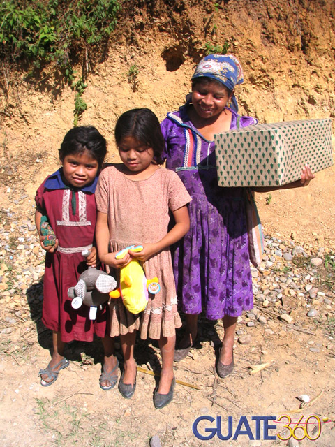Niños recibiendo juguetes