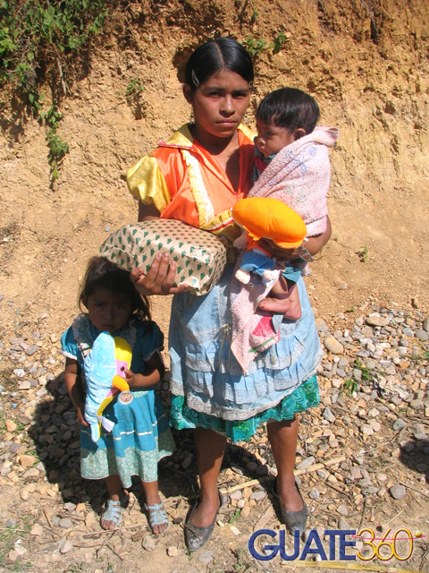 Familia recibiendo juguetes