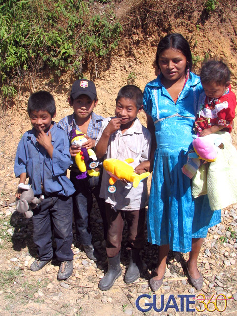 Familia recibiendo juguetes