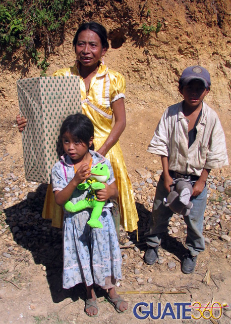 Familia recibiendo juguetes