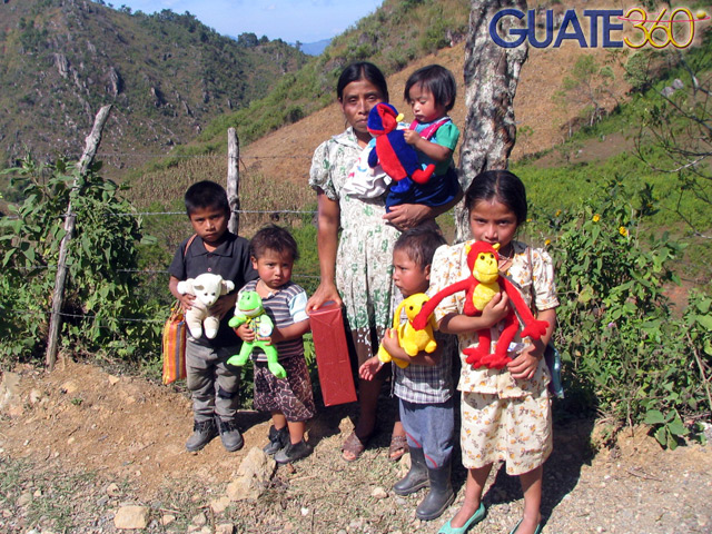 Familia recibiendo juguetes
