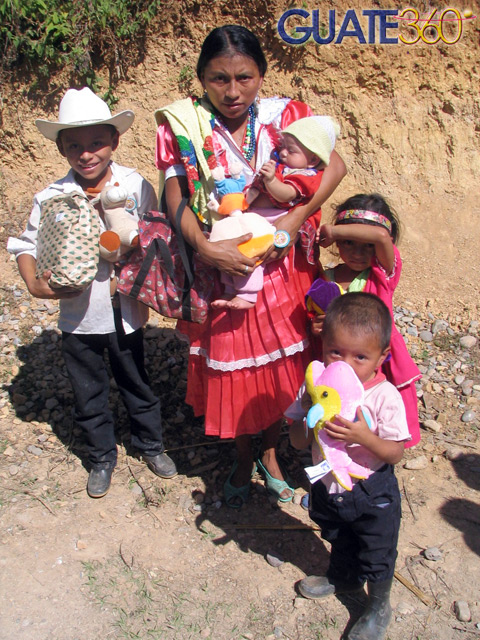 Familia recibiendo juguetes