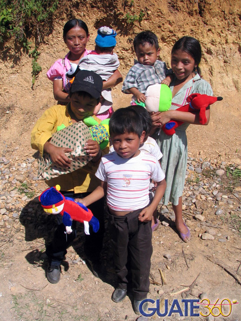 Niños recibiendo juguetes