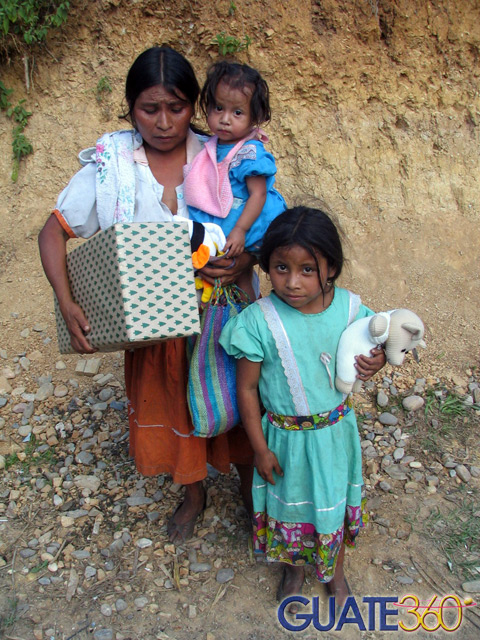 Familia recibiendo juguetes