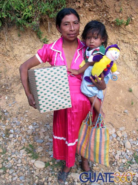 Madre con su hija en brazos