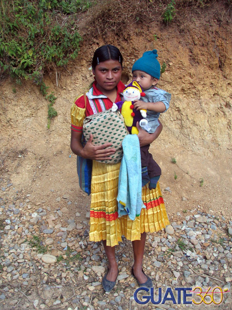 Madre con su hija en brazos