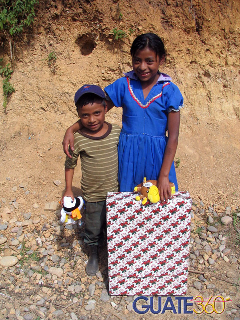 Niños recibiendo juguetes