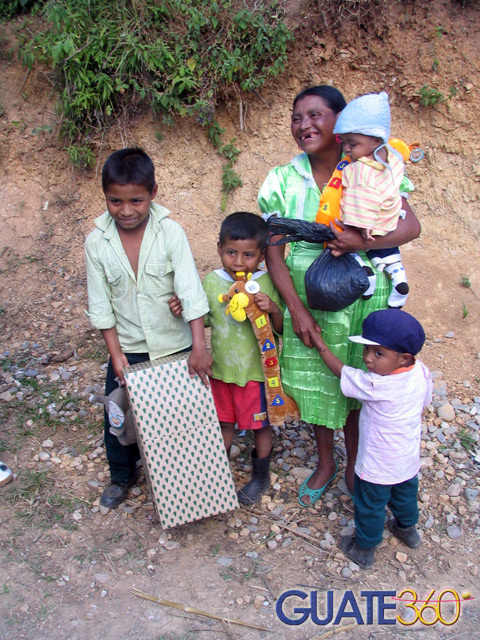 Familia recibiendo juguetes