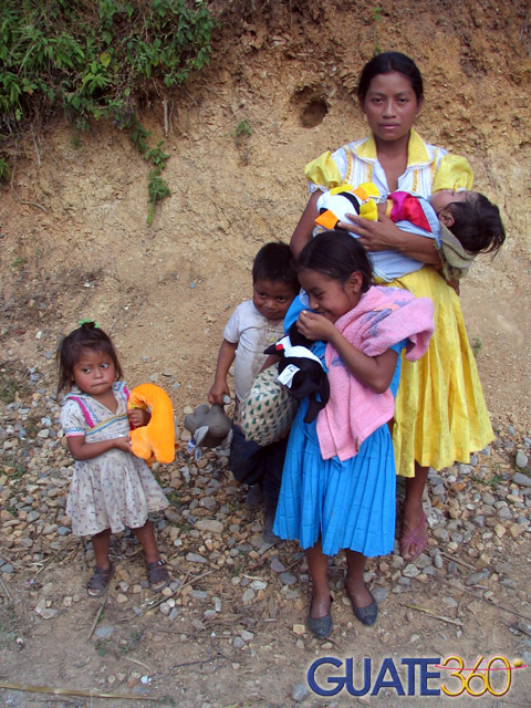 Familia recibiendo juguetes