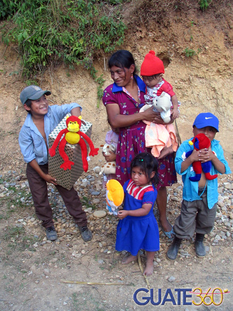 Niños recibiendo juguetes