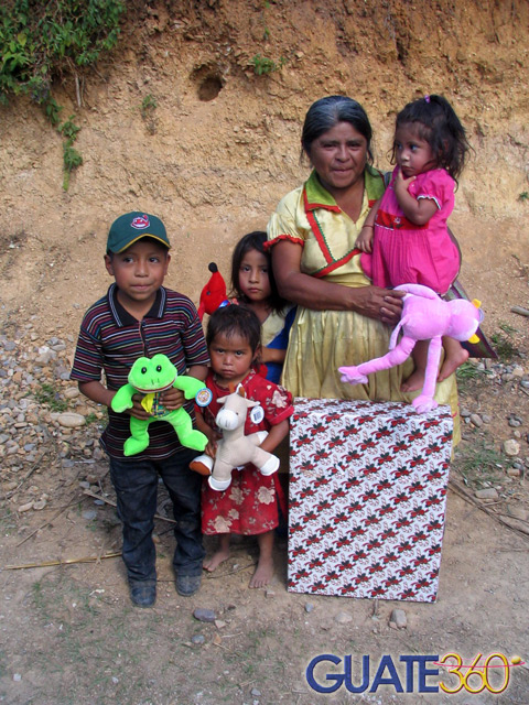 Familia recibiendo juguetes