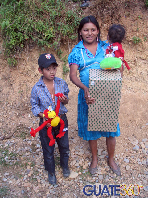 Familia recibiendo juguetes