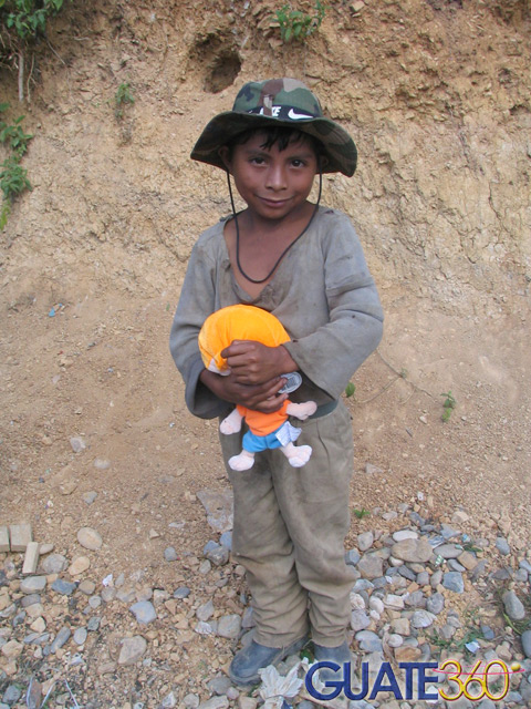 Niños recibiendo su juguete