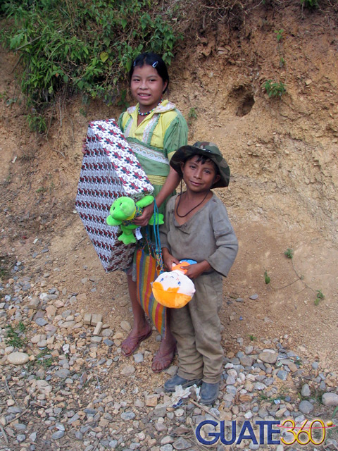 Hermanos recibiendo sus regalos