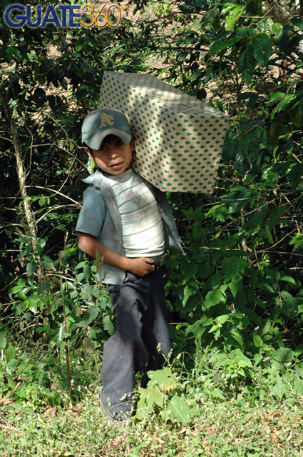 Niño con su regalo