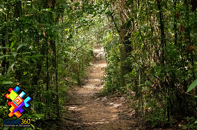 Camino a Laguna de Lachuá en Alta Verapaz, Guatemala