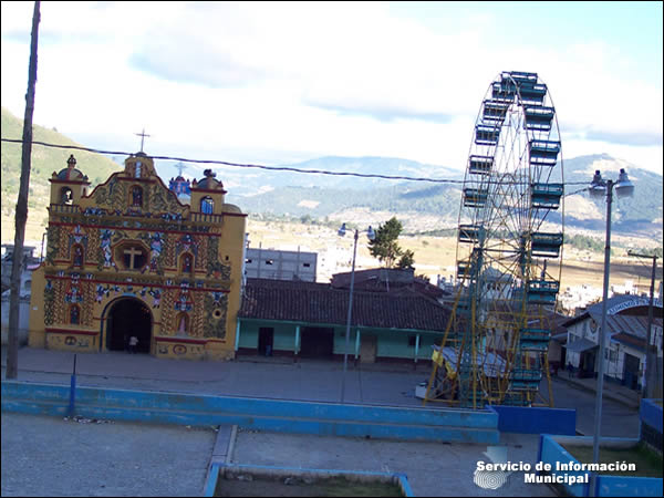 Parque e Iglesia de San Andrés Xecul en Totonicapán