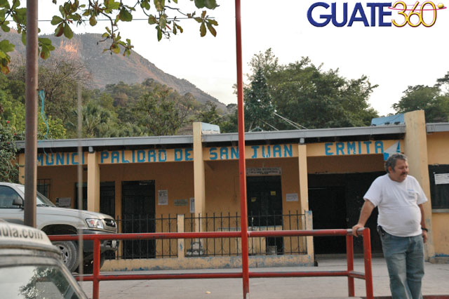 Vista frontal de la Municipalidad de San Juan Ermita y su alcalde
