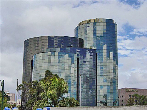 Edificios aledaños al obelisco en la Ciudad de Guatemala