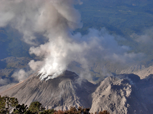 Volcan Santiaguito desde la cima del Volcan Santa Maria