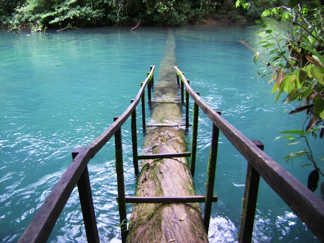 Puente en Parque Hun Nal Ye (rio Dolores)