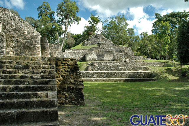Sorprendente complejo arquitectónico en Yaxhá