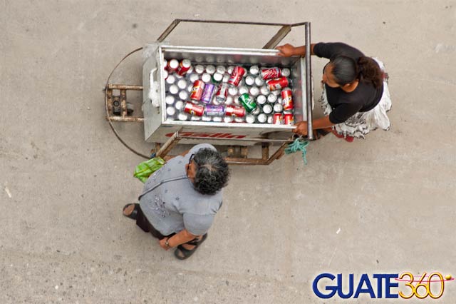 Vendedora de Aguas Gaseosas con hielera ambulante