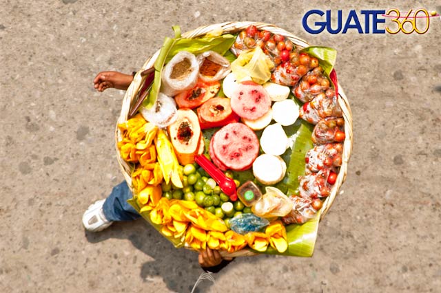 Canastota con frutas caminando en el Centro Historico de la Ciudad de Guatemala