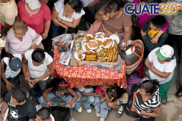 Tacos y algo mas bajo la mesa