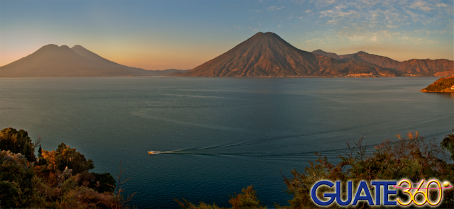 Lomas de Tzununa a las orillas del Lago de Atitlan