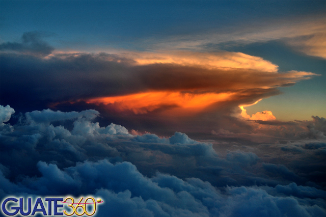 Volando hacia el atardecer