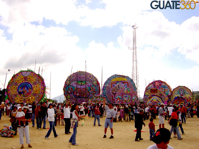 Multitudes en Sumpango ven  sus imponentes barriletes