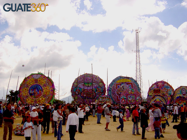 Multitudes en Sumpango ven  sus imponentes barriletes