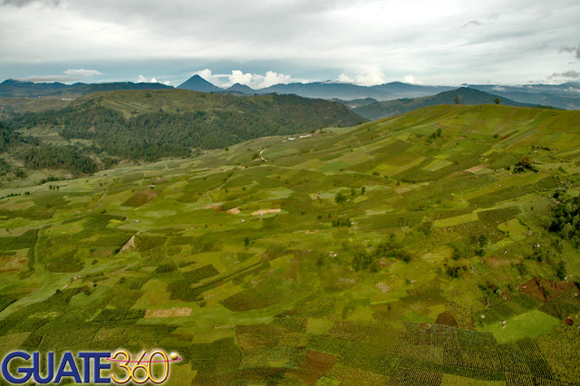 Collage natural con volcanes y colinas chimaltecas