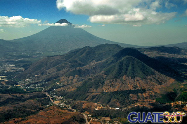 Volcán de Agua y montañas