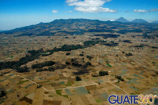 Cadena de volcanes al fondo de una hermosa planicie agrícola