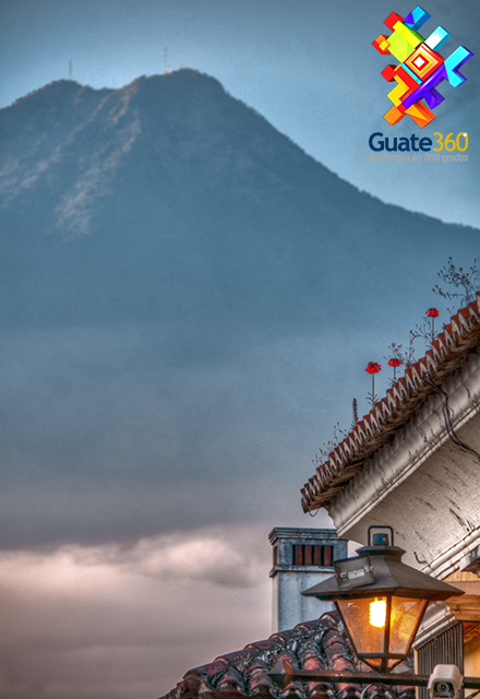 Volcán de Agua y un farol en La Antigua Guatemala
