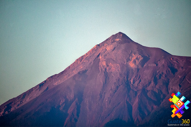Volcán de Fuego al amanecer