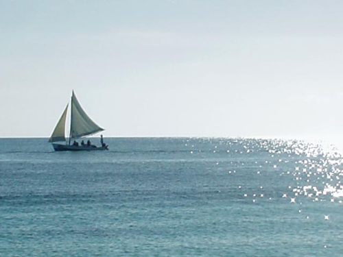 Velero en las aguas del océano Atlántico