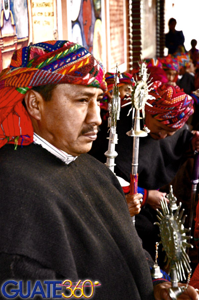 Cofrade con atuendo típico original en Chichicastenango