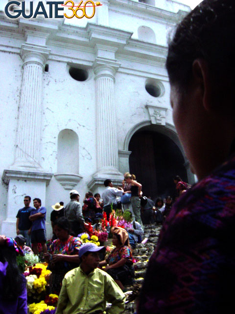 Iglesia de Chichicastenango con mercado en sus escalinatas