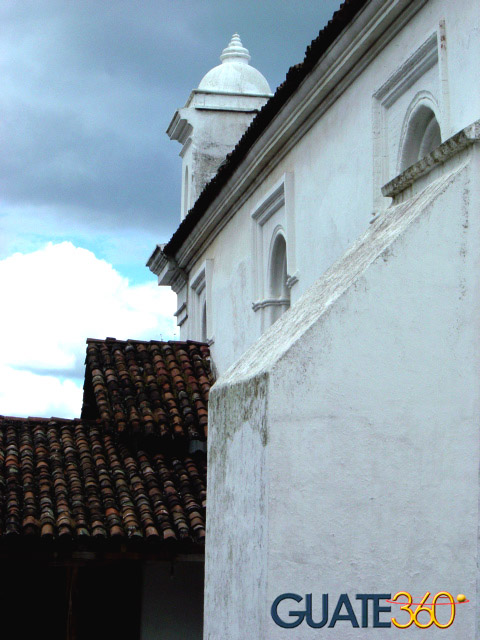 Desde un lado de la Iglesia de Santo Tomás
