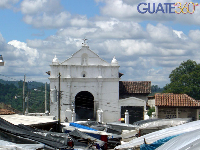 Capilla del Calvario durante un día de mercado