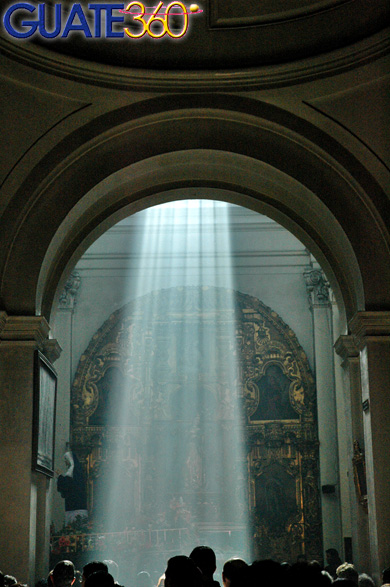 Luz Divina entrando por ventanal de la Iglesia de la Merced