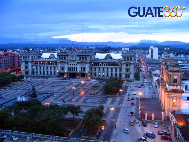 Plaza de la Constitución al caer la noche