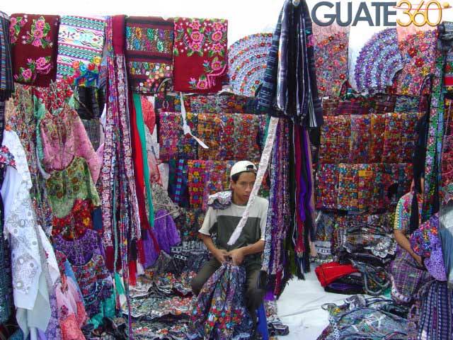 Típica venta de textiles en el parque central