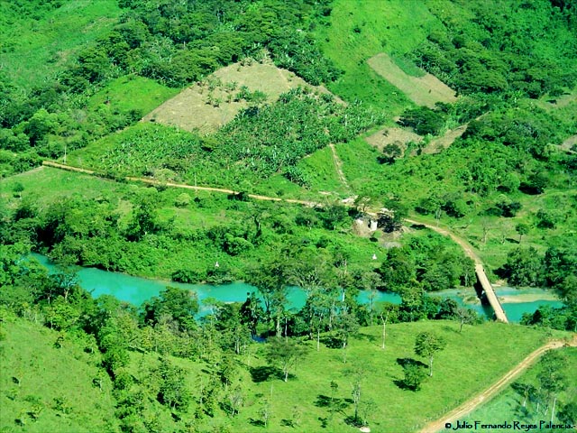 Rio entre montanas de Huehuetenango