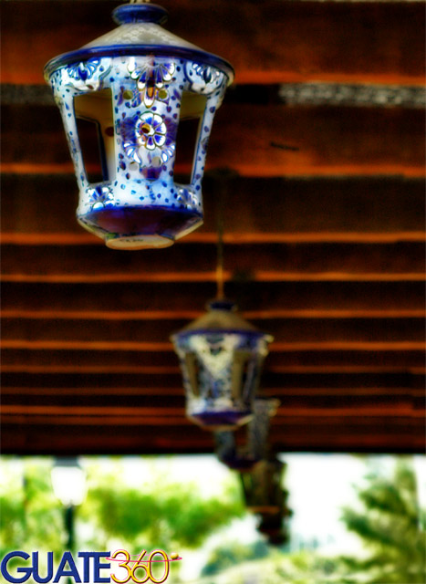 Faroles de cerámica en la Antigua Guatemala