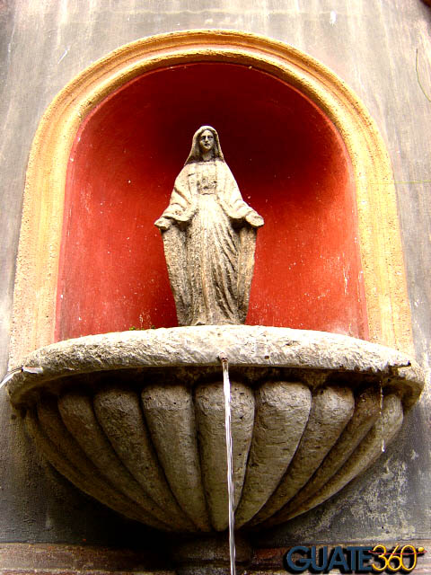 Fuente colonial en Café Condesa